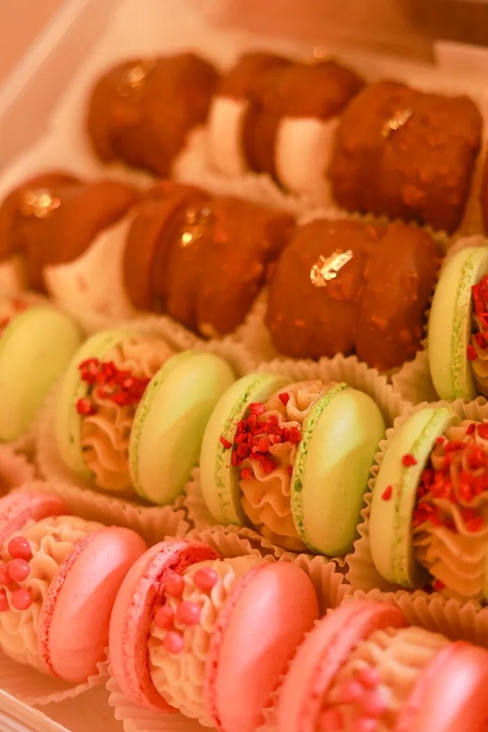 Friss macaronok tálcán